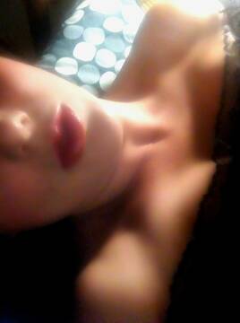 divora la mia candida pelle sulle spalle